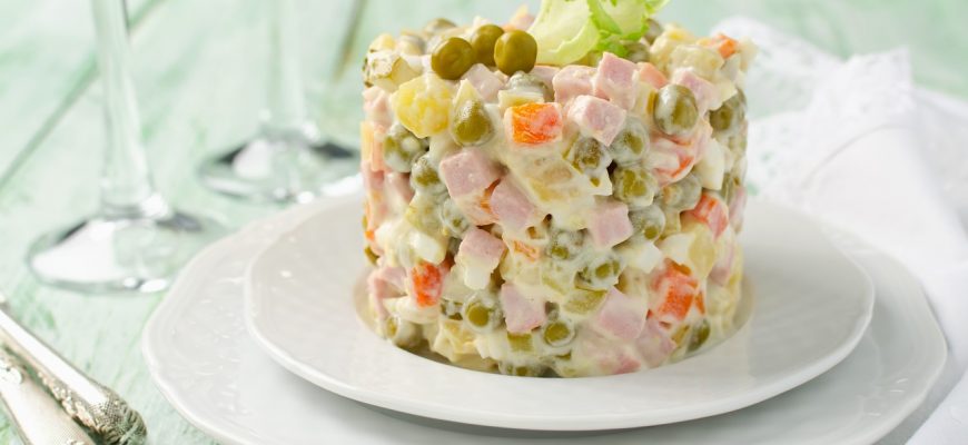 Зимний салат (Оливье) с яблоком