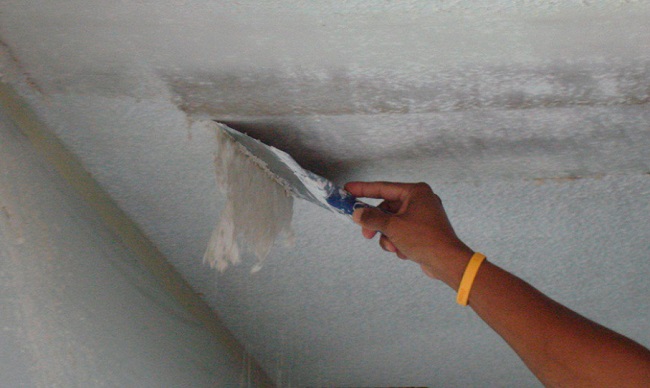Очистка потолка от побелки