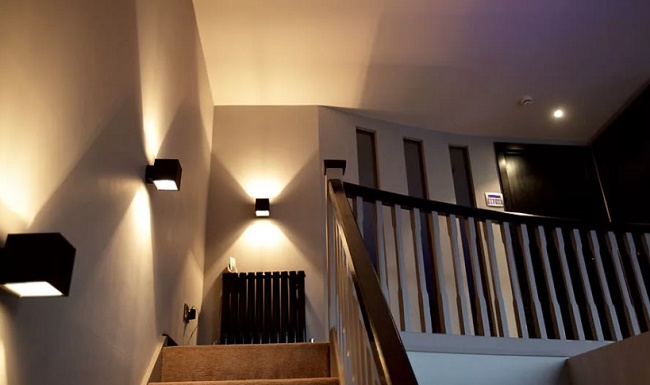 Автоматическая подсветка ступеней умной лестницы в частном доме