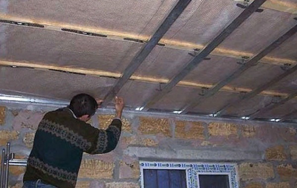 Для чего нужна пароизоляция потолка?
