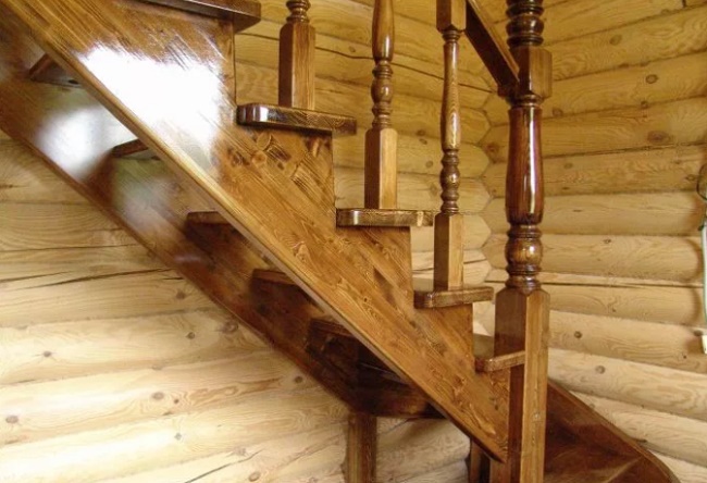 Как и чем можно покрасить деревянную лестницу?
