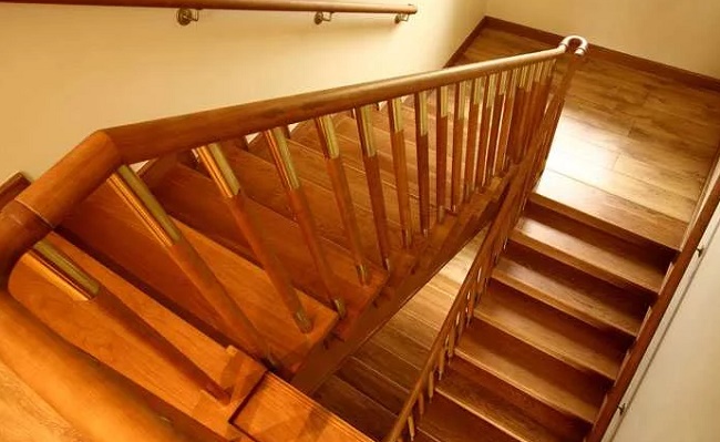 Как сделать деревянную лестницу с площадкой на второй этаж в частном доме своими руками