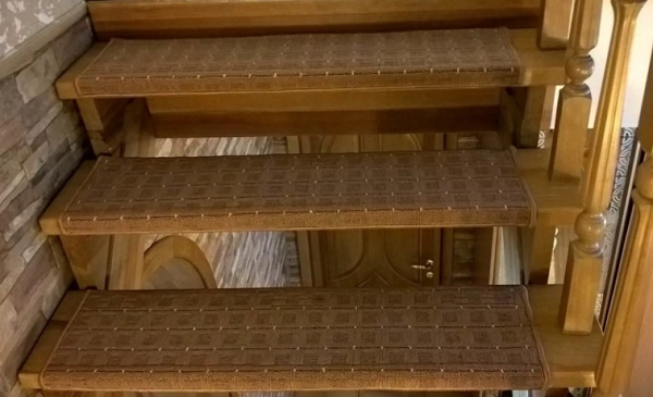Противоскользящие накладки на ступени деревянной лестницы