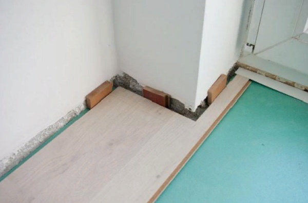 Как обработать бетонный пол перед укладкой ламината?