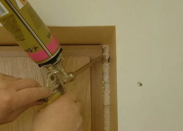 Как самостоятельно поставить двери с коробкой из МДФ с помощью монтажной пены