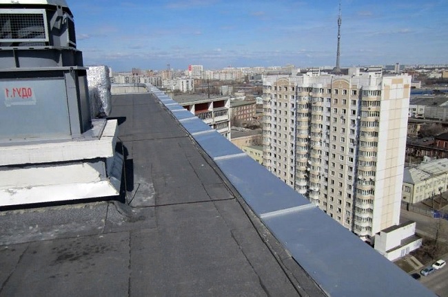 Для чего нужен парапет на крыше?