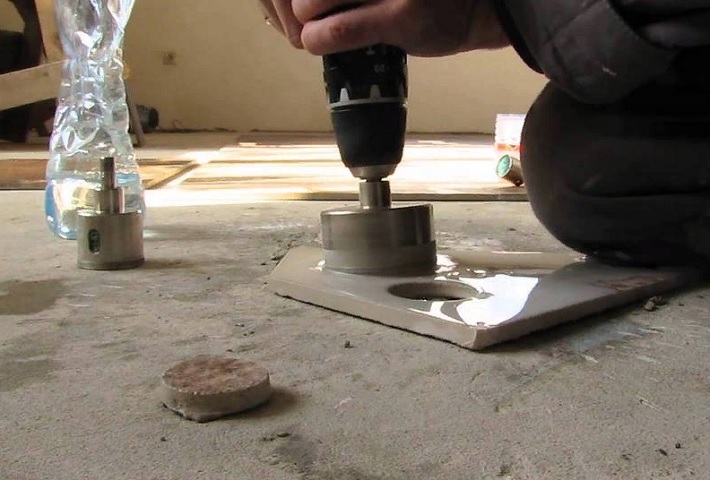 Чем просверлить отверстие в керамической плитке?