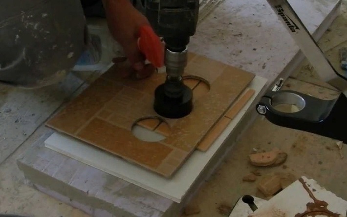 Чем просверлить отверстие в керамической плитке?